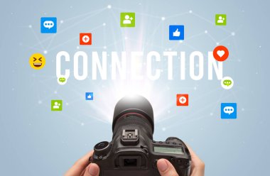 Kamera kullanarak sosyal medya içeriğini görüntülemek için CONNECTION yazıtları, sosyal medya içeriği kavramı