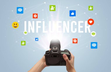 INFLUENCER yazıtlı sosyal medya içeriğini yakalamak için kamera kullanmak, sosyal medya içeriği kavramı