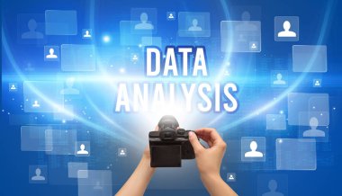 DATA ANALYSIS yazıtlı el kamerasının yakın çekimi, video izleme konsepti