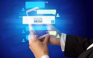 SOCIAL MEDIA yazıtlı, sosyal ağ kavramlı akıllı telefondan kadın el yazısı