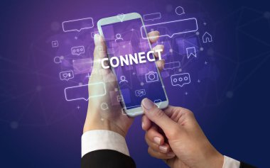 Connect yazıtası ile akıllı telefonda kadın el yazma, sosyal medya konsepti