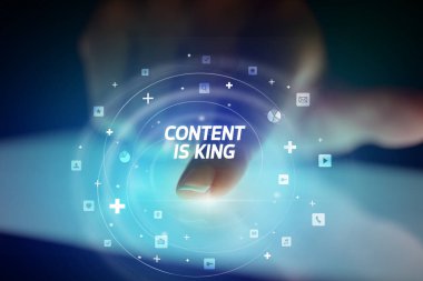 Sosyal medya simgeleri ve içeriği olan tablete dokunmak kraldır