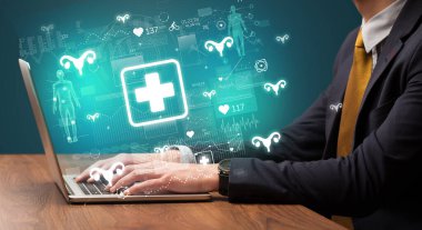 Ekrandan çıkan ilk yardım simgeleriyle ilgili tıbbi sorunlar için internette el taraması