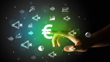 İş adamı parmağı ekranda, avroya çizilmiş avro simgeleri ile multimedya arayüzüne dokunuyor