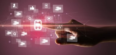 Siyah arkaplana sahip gelecekçi kavram üzerine kalp simgeli akıllı telefon ile el sıkışan sosyal medya uygulama ekranı