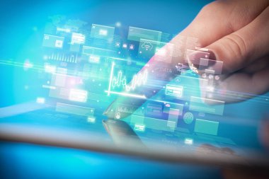 Grafik simgeleri içeren tablet kullanan bir elin yakın plan görüntüsü, dijital para birimi kavramı