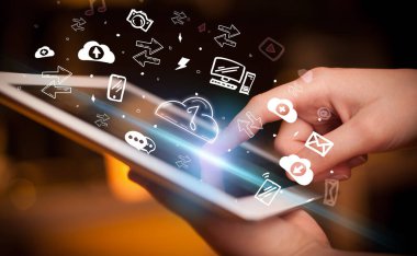 Bulut simgelerinden elle çizilmiş müzik içeren bir dokunmatik ekran yakın plan, dijital dönem kavramı