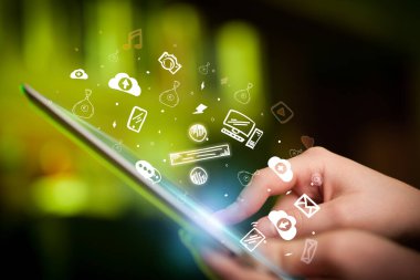 Elle çizilmiş yüzde simgeleriyle bir dokunmatik ekran yakın plan, dijital dönem konsepti