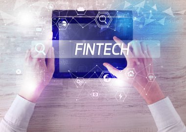 Bir tabletin yakın plan araması FINTECH yazıtları, yüksek teknoloji bilgisayar kavramı