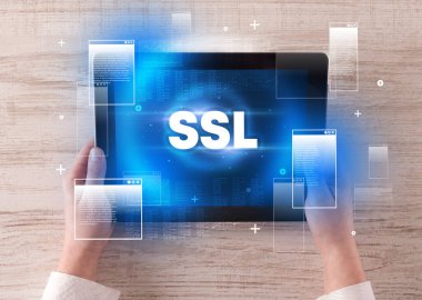 SSL kısaltmalı el ele tutuşma tabletinin yakın çekimi, modern teknoloji kavramı