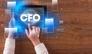 CFO kısaltması olan el ele tutuşma tabletinin yakın çekimi, modern teknoloji kavramı