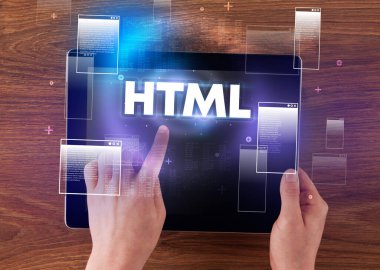 HTML kısaltmalı el ele tutuşma tabletinin yakın çekimi, modern teknoloji kavramı