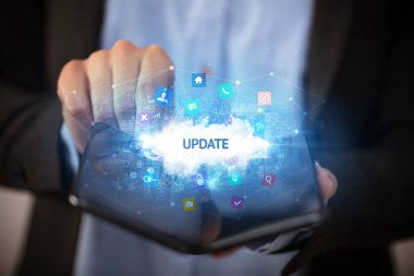 Güncelleme ve teknoloji kavramını içeren katlanabilir bir akıllı telefon tutan iş adamı