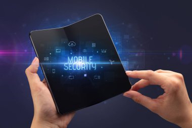 MOBILE GÜVENLİK yazıtlı, siber güvenlik kavramlı katlanabilir bir akıllı telefon tutan iş adamı