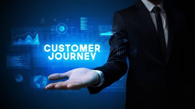 İşadamı 'nın elinde CUSTOMER JOURNEY yazıtları, iş başarısı konsepti