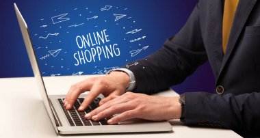 Çevrimiçi alışveriş yazıtları ve online alışveriş konseptiyle çalışan bir iş adamı.
