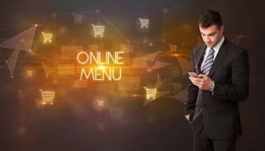 Alışveriş arabası simgeleri ve ONLINE MENU yazıtları olan bir işadamı, online alışveriş konsepti