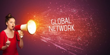 Genç bir kadın GLOBAL NETworK yazısıyla hoparlöre bağırıyor, sosyal ağ konsepti