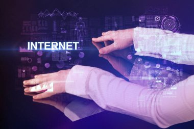 İşadamı, internetteki yazıyla büyük ekrana dokunuyor, modern teknoloji kavramı.