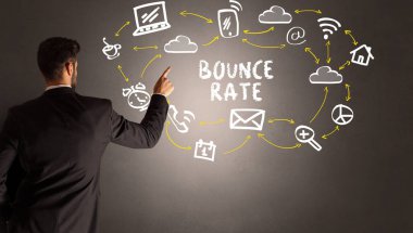 BOUNCE Oranı yazılı sosyal medya simgeleri çizen işadamı, yeni medya kavramı