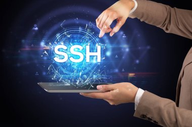 SSH kısaltması olan dokunmatik ekrana yakın çekim, modern teknoloji kavramı