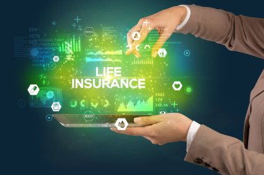 HAYAT INSURANCE yazıtlı, tıbbi konseptli bir dokunmatik ekrana yakın çekim