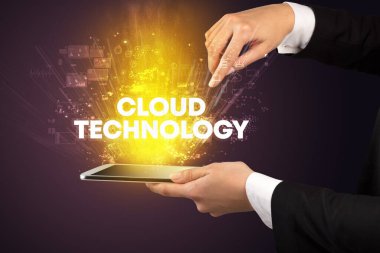 CLOUD TEKNOLOJİ yazıtlı, yenilikçi teknoloji kavramına sahip bir dokunmatik ekran yakın plan