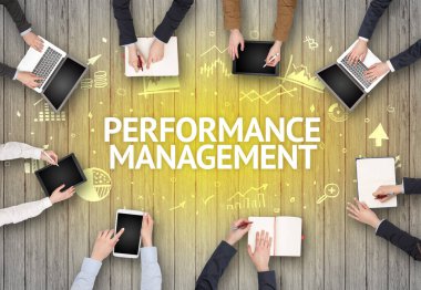 Bir Ofiste Çalışan Meşgul İnsanlar Grubu Performans Yönetimi Yazı, başarılı iş konsepti