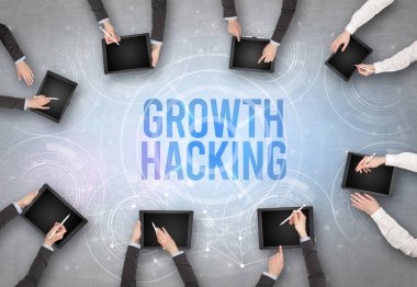 GROWTH Hackking sezgisi, web güvenlik kavramı olan bir dizüstü bilgisayarın önünde bir grup insan