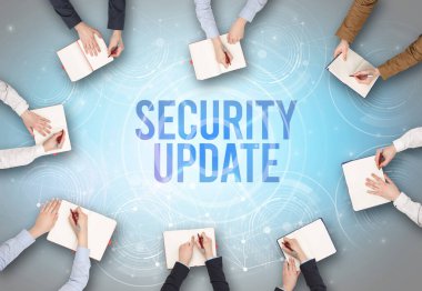 SECURITY UPDATE içgüdü, web güvenliği kavramına sahip bir dizüstü bilgisayarın önünde bir grup insan