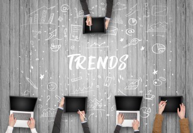 TRENDS yazıtları ve ortak çalışma konseptiyle birlikte çalışan bir grup iş adamı