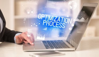 Optimisyon Prosedürü yazıtları ve modern iş konseptiyle çalışan bir iş adamının yan görüntüsü
