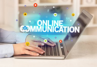 ONLINE COMUNICATION yazıtları, Sosyal medya konsepti kullanan serbest çalışan kadın