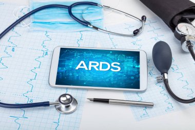 ARDS kısaltması olan bir tabletin yakın görüntüsü, tıbbi kavram