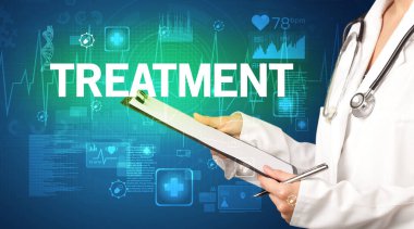 Genç doktor tedavi yazısıyla notlar yazıyor. Sağlık sigortası kavramı.