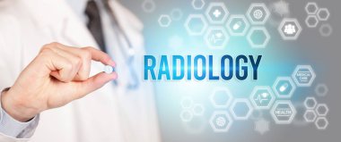 Bir doktorun sana içinde radyolog yazıtları olan bir hap vermesi, tıbbi konsept.