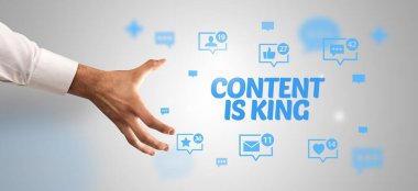 İçindekilere işaret eden kırpılmış elin yakın çekimi King yazıtları, sosyal ağ kavramı