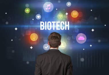 BIOTECH yazıtlarına sahip bir işadamının arka görünüşü, modern teknoloji kavramı