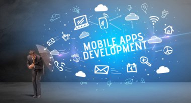 MOBILE Uygulamalarından şemsiyeyle savunma yapan işadamı DEVELOPMENT yazıtları, modern teknoloji kavramı