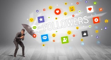 FOLLOWERS yazıtları, sosyal ağ konsepti şemsiyesi ile yakışıklı iş adamı savunması