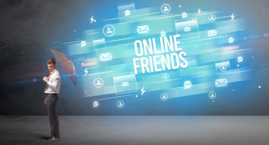 ONLINE ARKADAŞLAR yazıtlarından şemsiye ile yakışıklı iş adamı savunması, yeni nesil medya kavramı