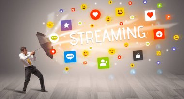 Şemsiyesi olan yakışıklı iş adamı STREAMING yazıtları, sosyal ağ konsepti