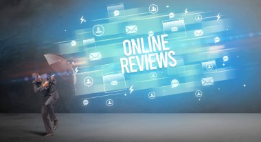 ONLINE REVIEWS yazıtından şemsiye ile yakışıklı iş adamı savunması, yeni çağ medya kavramı