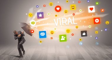 Yakışıklı iş adamı VIRAL yazıtları ve sosyal ağ kavramından şemsiyeyle savunma yapıyor.