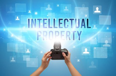 INTELLECTUAL Mülkiyet Yazıtı, video izleme konsepti ile el kamerasının yakın çekimi