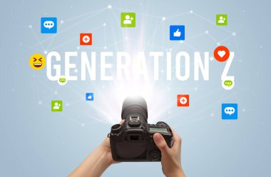 GENERATION Z yazıtlı sosyal medya içeriğini yakalamak için kamera kullanmak, sosyal medya içeriği kavramı