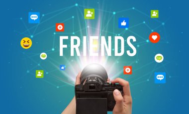 Arkadaşların yazılarıyla sosyal medya içeriğini yakalamak için kamera kullanmak, sosyal medya içeriği kavramı
