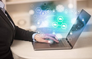 Eller dizüstü bilgisayarda bulut ağı simgeleriyle çalışıyor, modern teknoloji kavramı