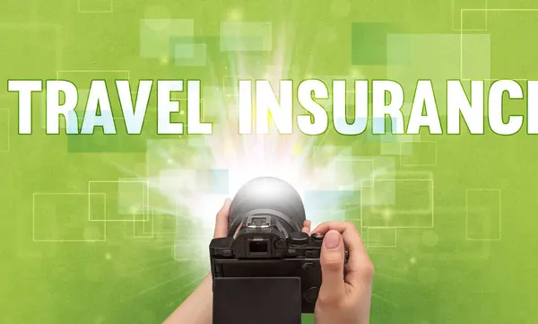 旅行保険の碑文 旅行の概念を持つハンドヘルドデジタルカメラのクローズアップ — ストック写真