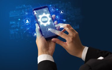Sem kısaltması ile kadın el tutma akıllı telefon, modern teknoloji konsepti